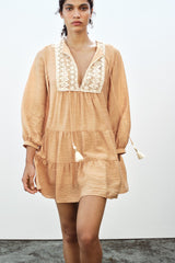 VESTIDO CURTO COM BORDADOS NO PEITO