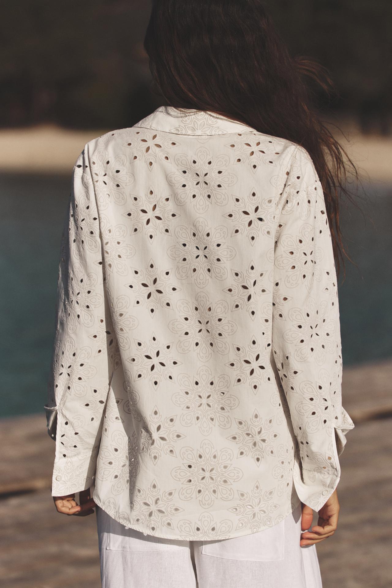 CAMISA COM BORDADOS PERFURADOS ENGOMADOS
