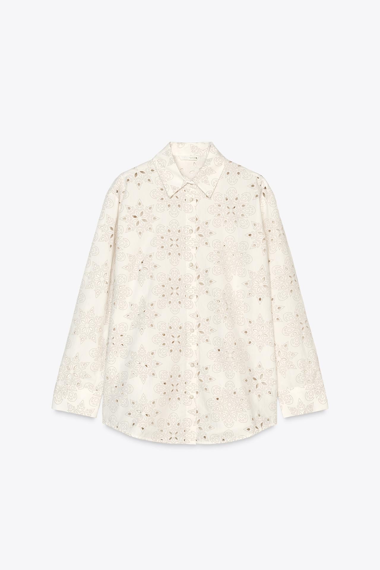 CAMISA COM BORDADOS PERFURADOS ENGOMADOS