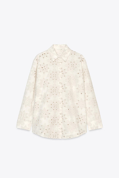 CAMISA COM BORDADOS PERFURADOS ENGOMADOS