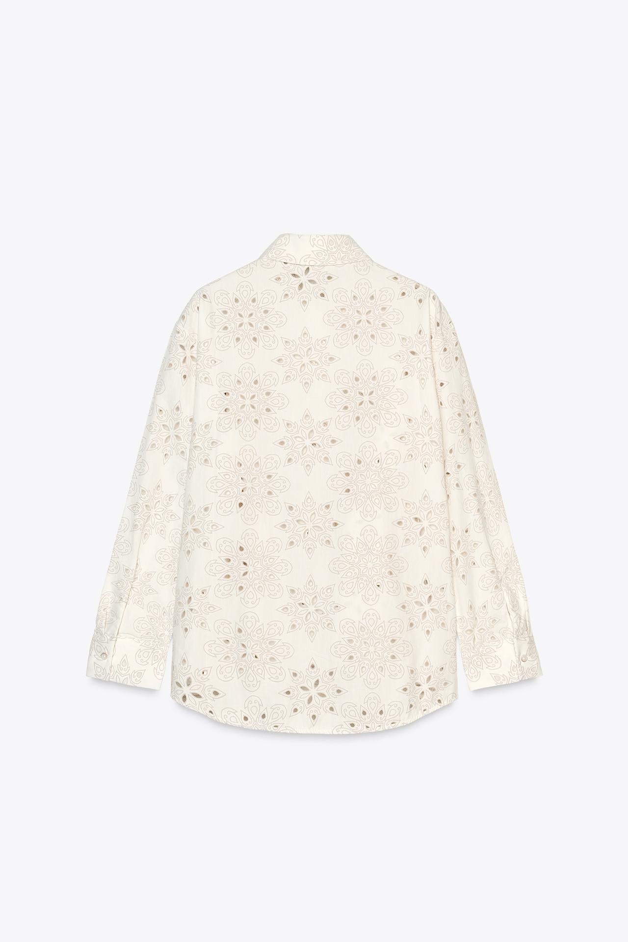 CAMISA COM BORDADOS PERFURADOS ENGOMADOS