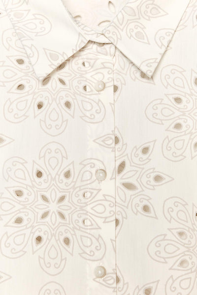CAMISA COM BORDADOS PERFURADOS ENGOMADOS