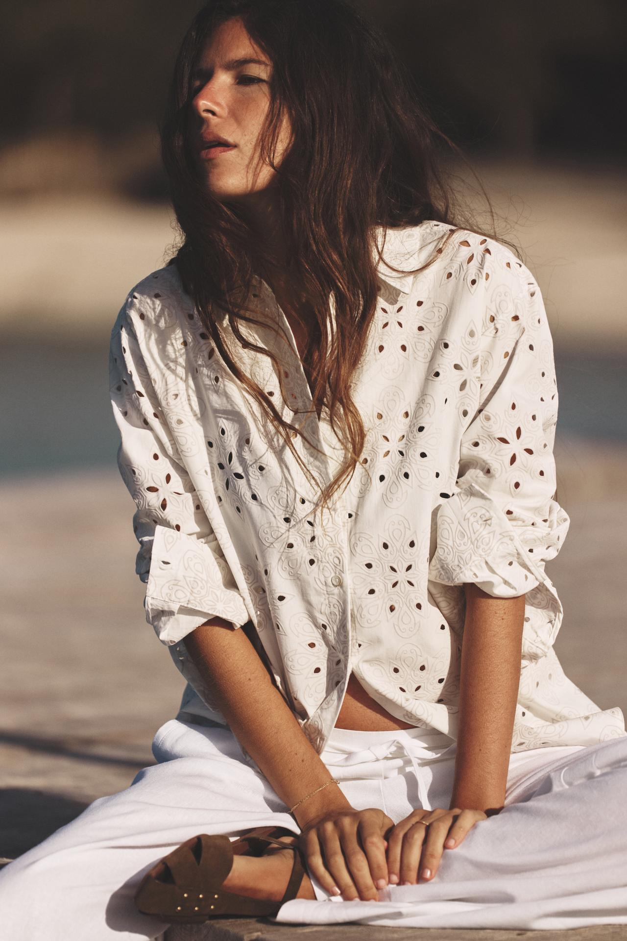 CAMISA COM BORDADOS PERFURADOS ENGOMADOS