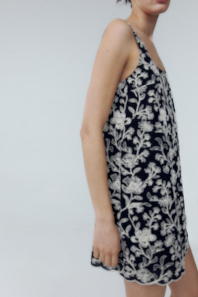 VESTIDO CURTO COM BORDADOS