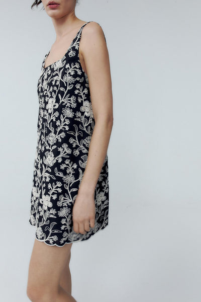 VESTIDO CURTO COM BORDADOS