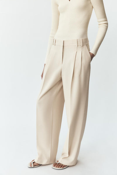 CALÇA LARGA COM PREGAS