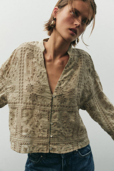 CAMISA COM BORDADOS PERFURADOS