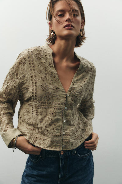 CAMISA COM BORDADOS PERFURADOS