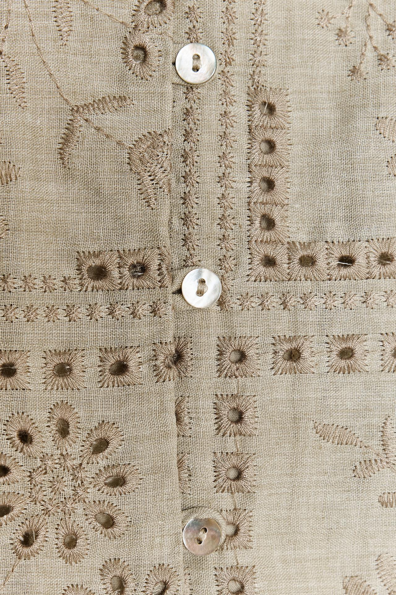 CAMISA COM BORDADOS PERFURADOS