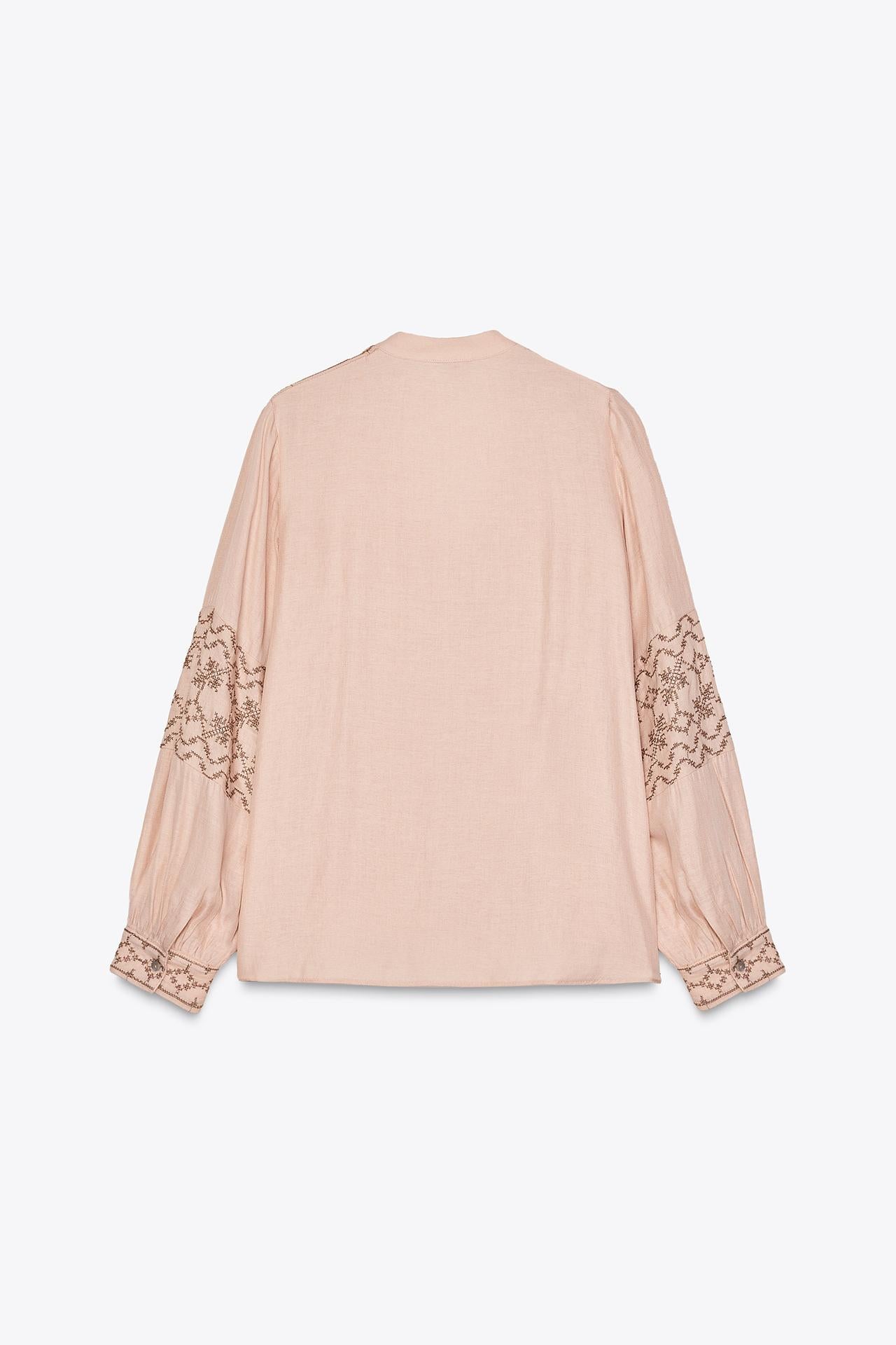 BLUSA COM BORDADOS