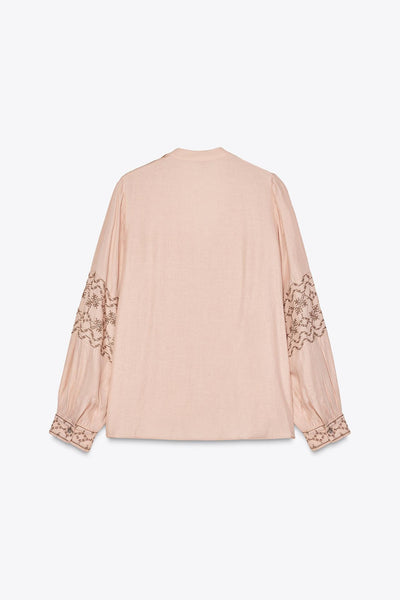BLUSA COM BORDADOS