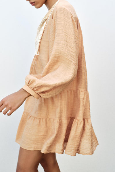 VESTIDO CURTO COM BORDADOS NO PEITO