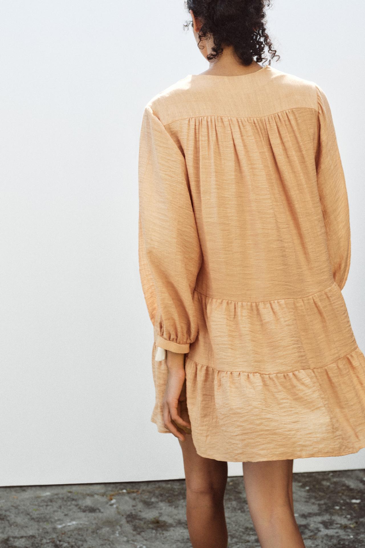 VESTIDO CURTO COM BORDADOS NO PEITO