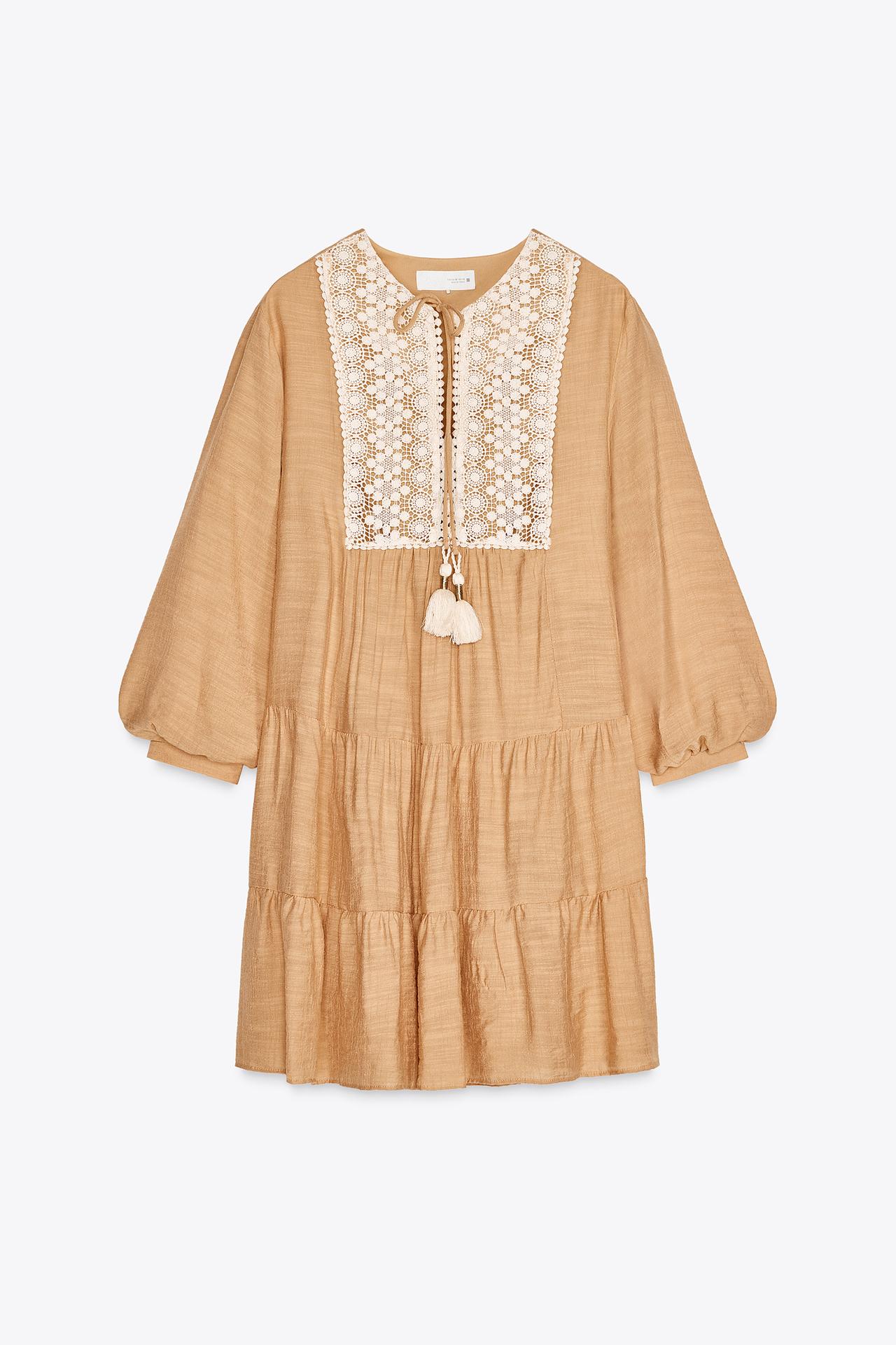 VESTIDO CURTO COM BORDADOS NO PEITO