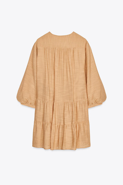 VESTIDO CURTO COM BORDADOS NO PEITO