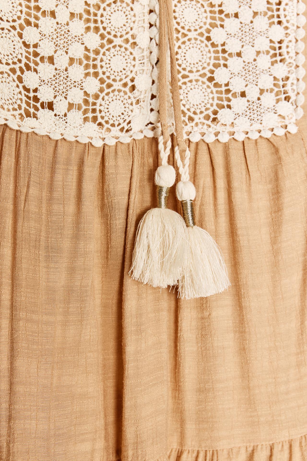 VESTIDO CURTO COM BORDADOS NO PEITO