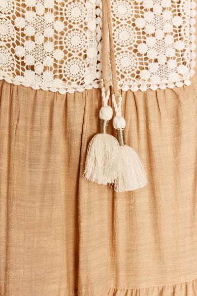 VESTIDO CURTO COM BORDADOS NO PEITO