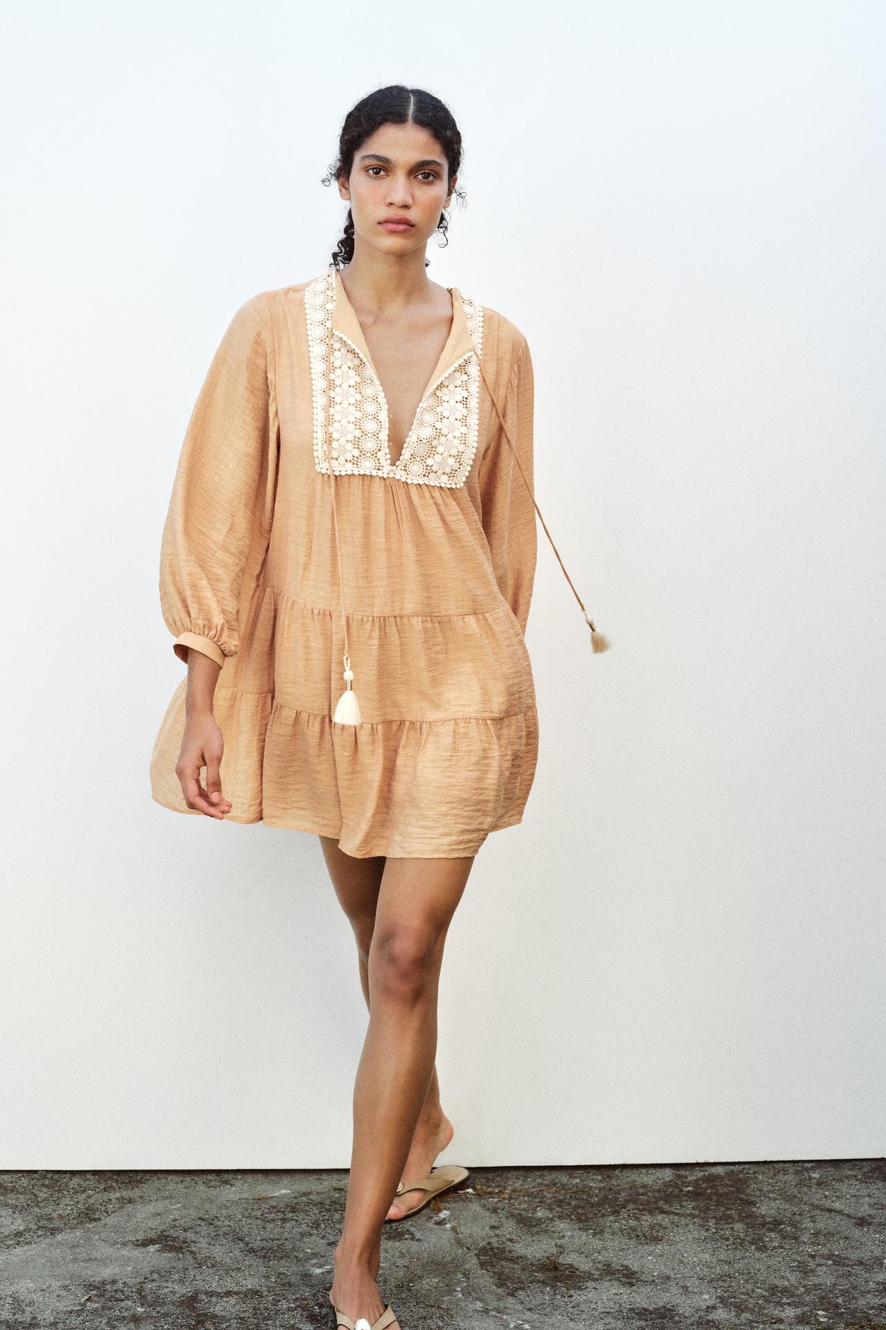 VESTIDO CURTO COM BORDADOS NO PEITO