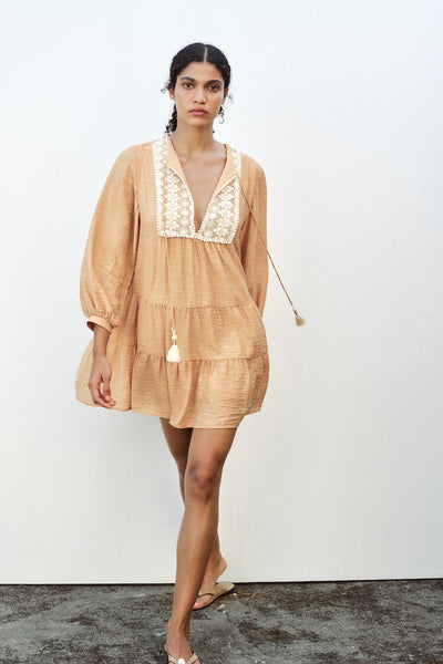 VESTIDO CURTO COM BORDADOS NO PEITO
