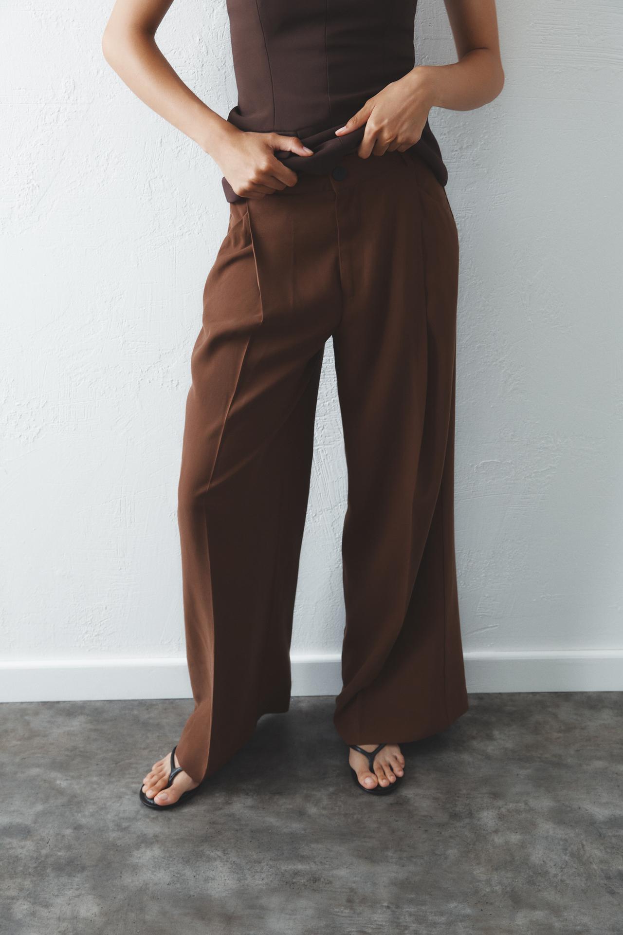 CALÇA COM PREGA CATANHO ESCURO