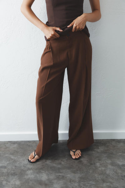 CALÇA COM PREGA CATANHO ESCURO