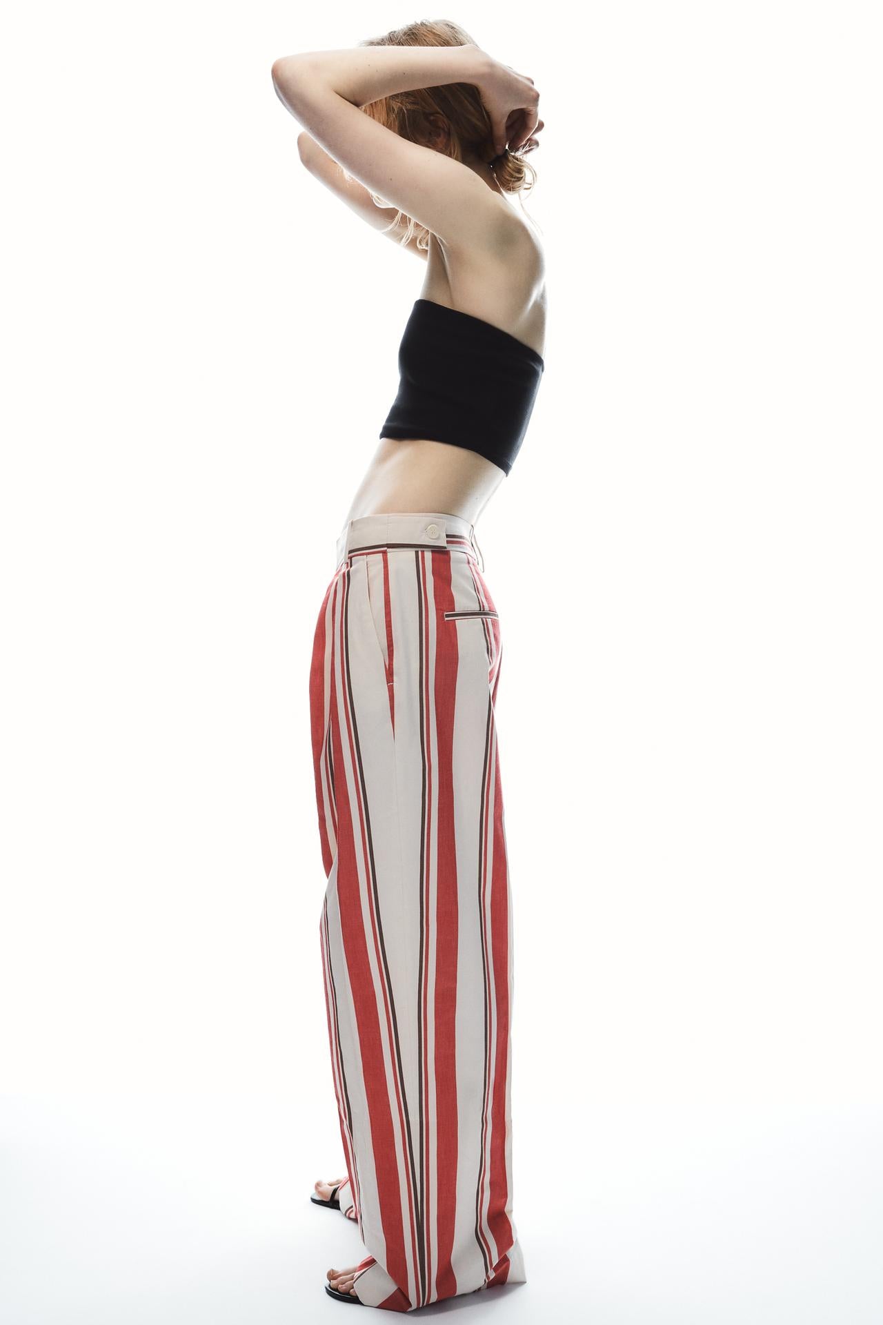 CALÇA LISTRADA COM PREGAS