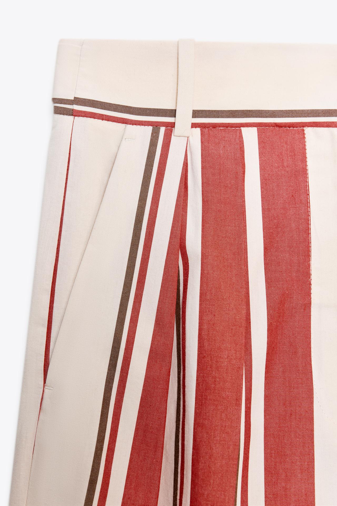 CALÇA LISTRADA COM PREGAS