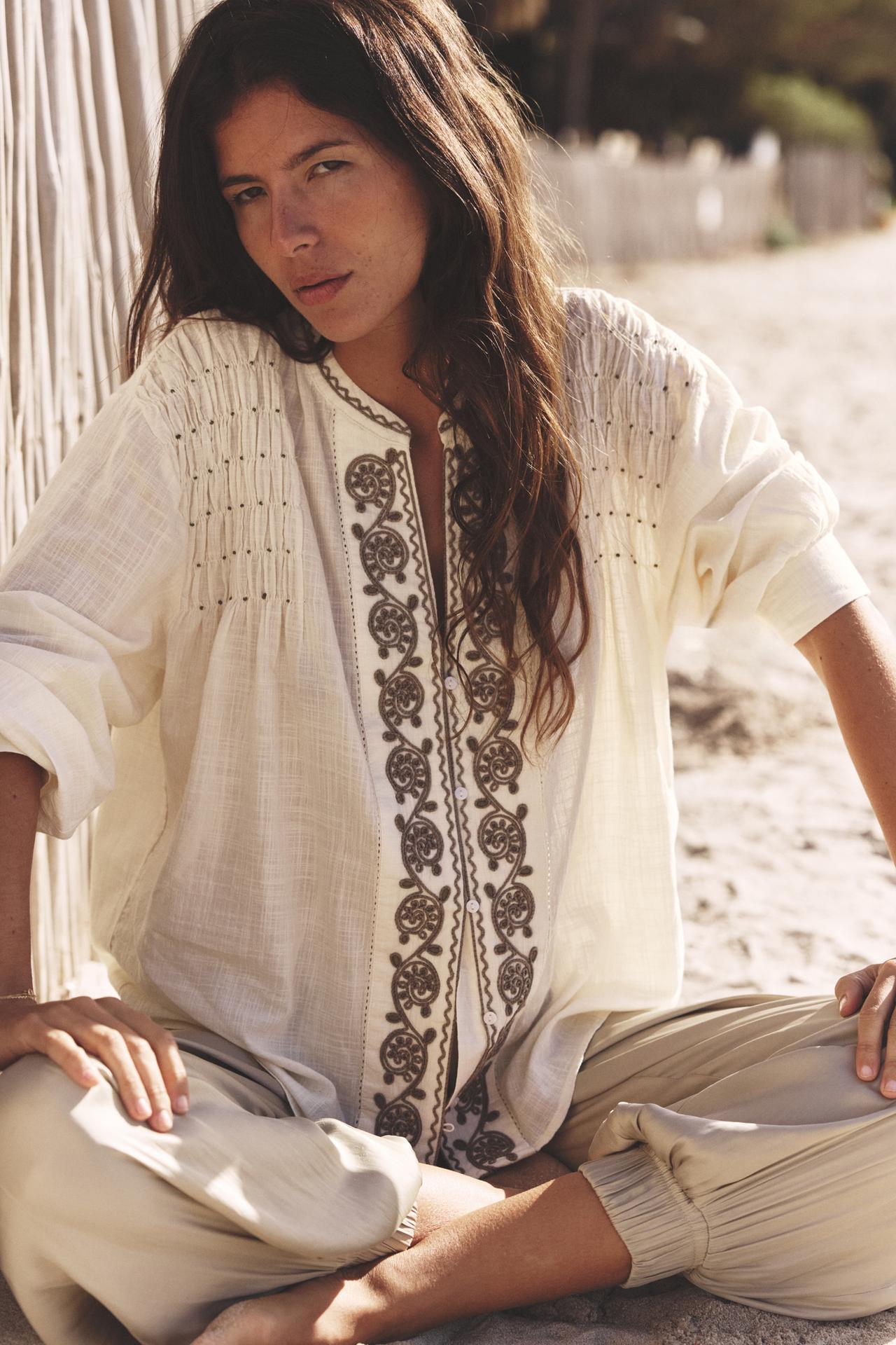 BLUSA COM BORDADOS E MIÇANGAS