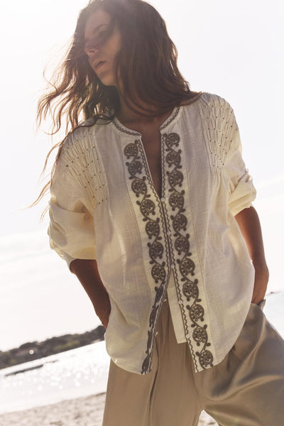 BLUSA COM BORDADOS E MIÇANGAS