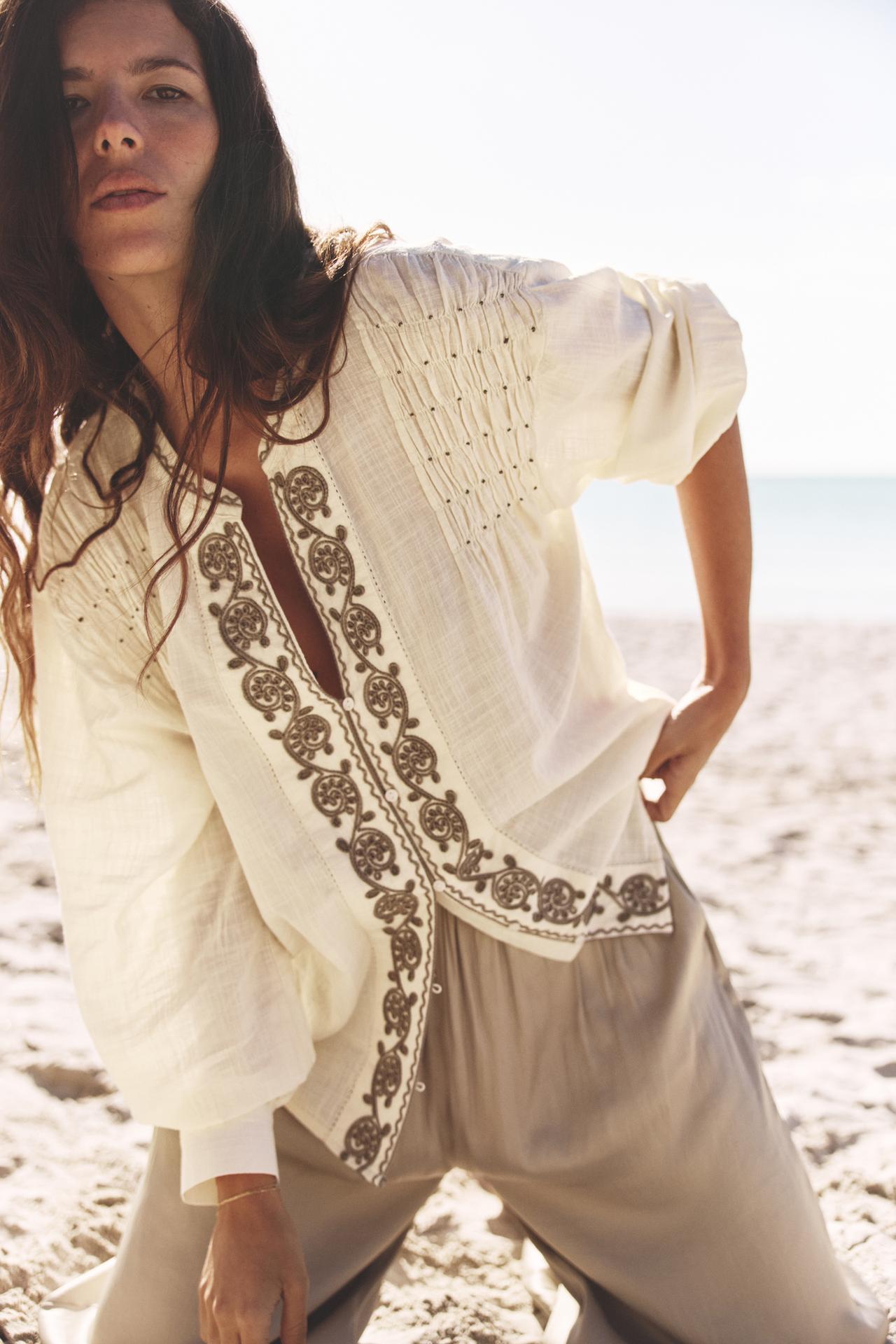 BLUSA COM BORDADOS E MIÇANGAS