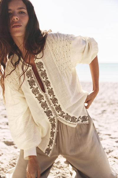 BLUSA COM BORDADOS E MIÇANGAS