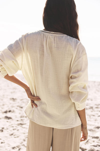 BLUSA COM BORDADOS E MIÇANGAS