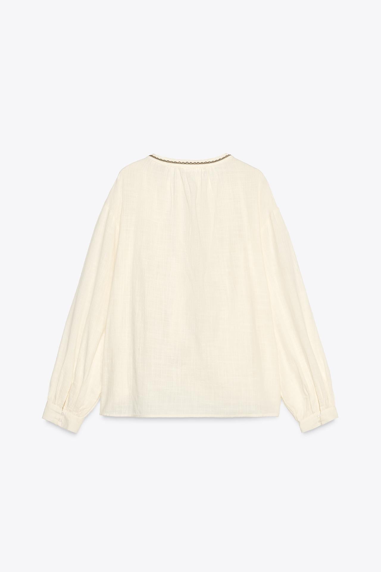 BLUSA COM BORDADOS E MIÇANGAS