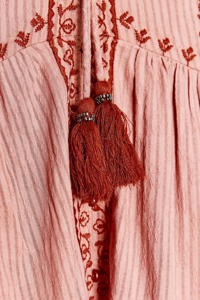 CAMISA COM BORDADOS EM CONTRASTE