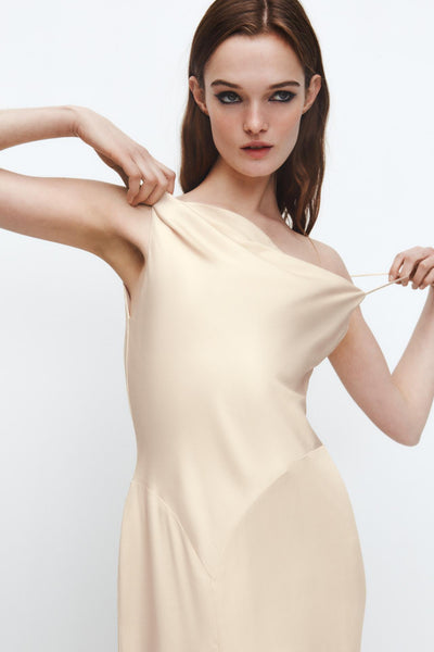 VESTIDO ESTILO LINGERIE COM FLORES