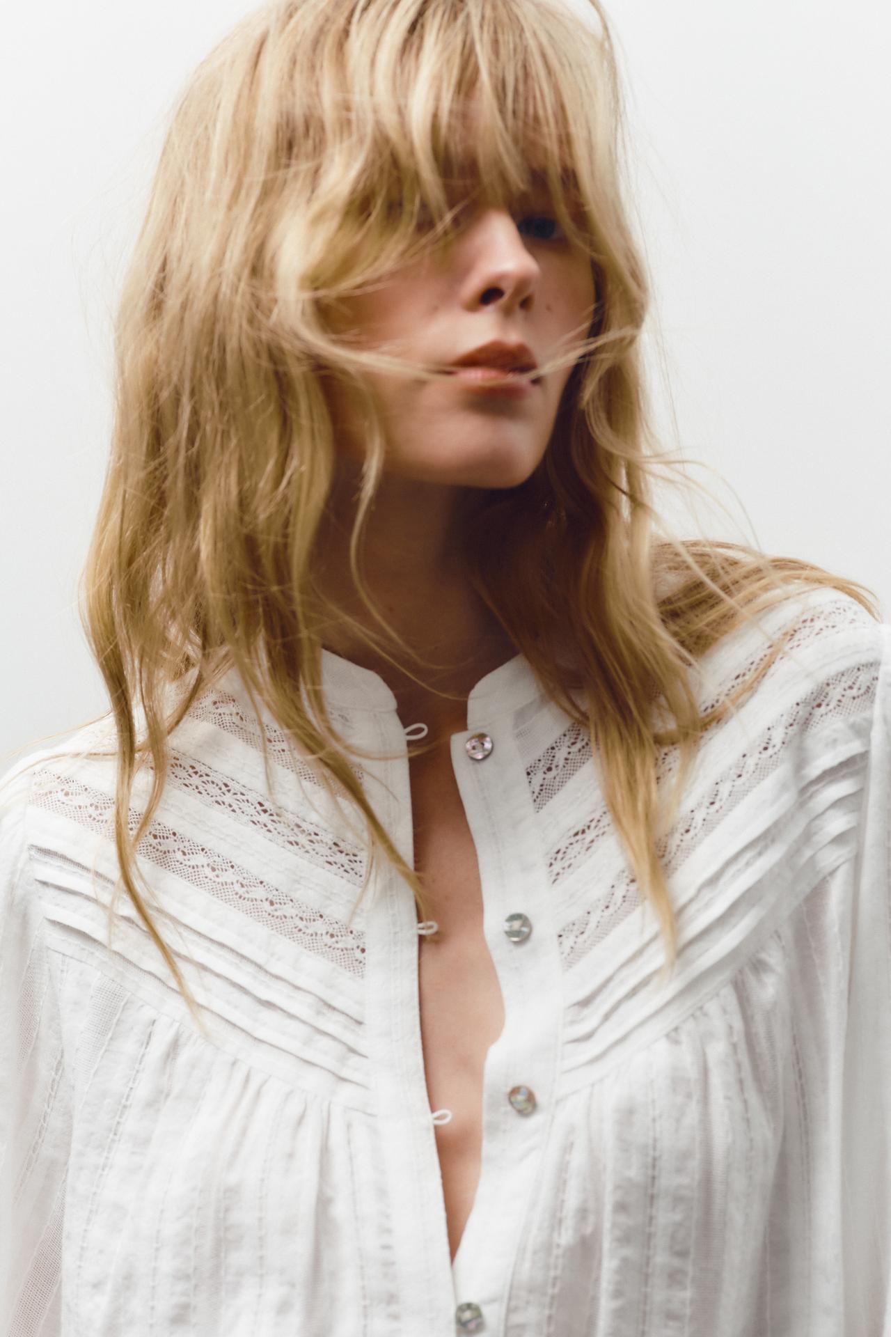 Blusa Romântica com Entremeios