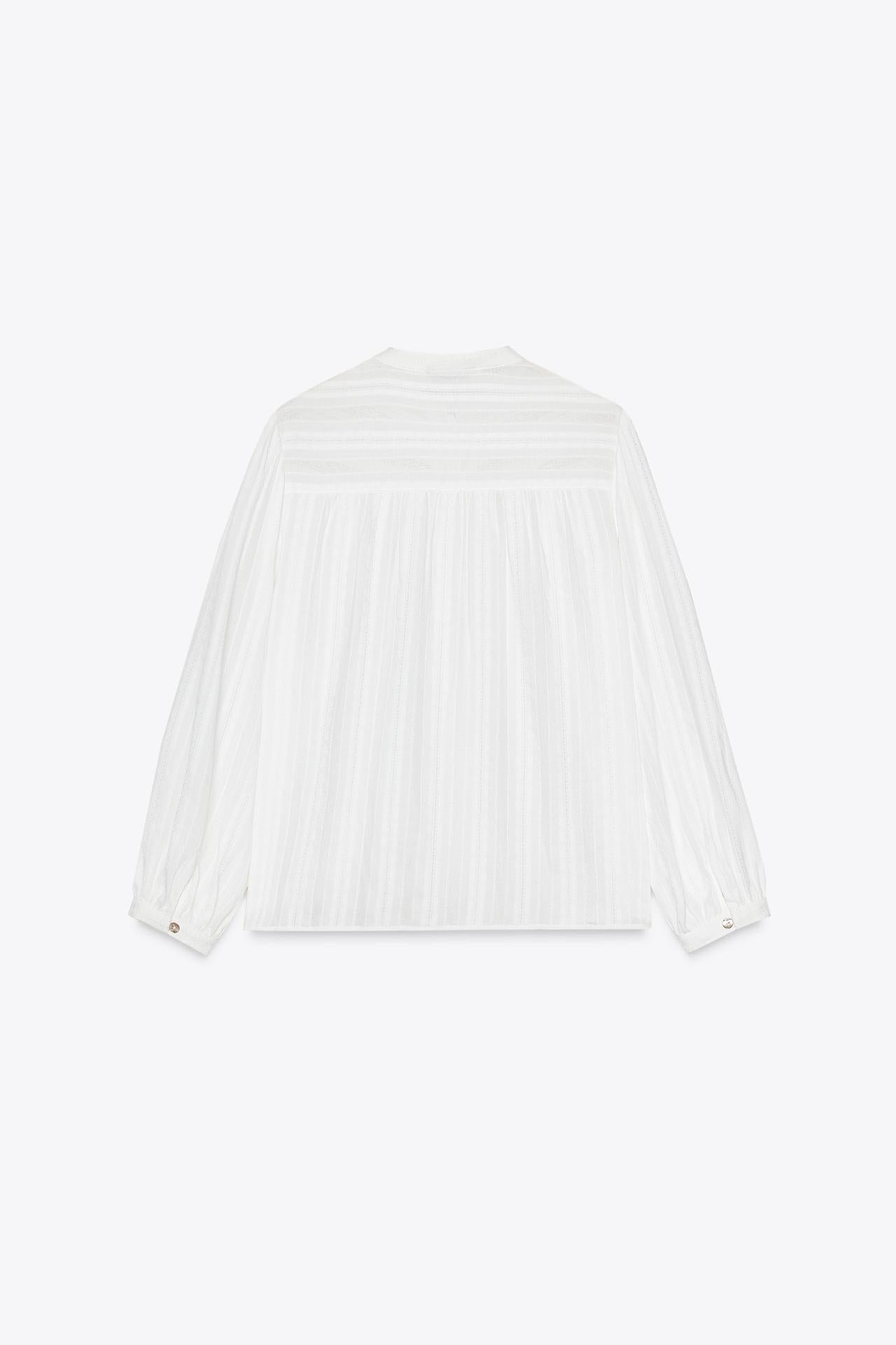 Blusa Romântica com Entremeios