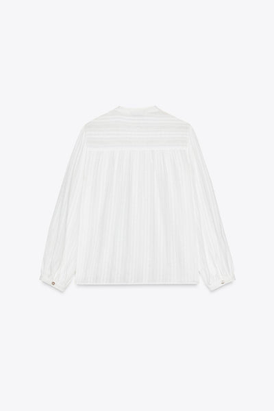 Blusa Romântica com Entremeios