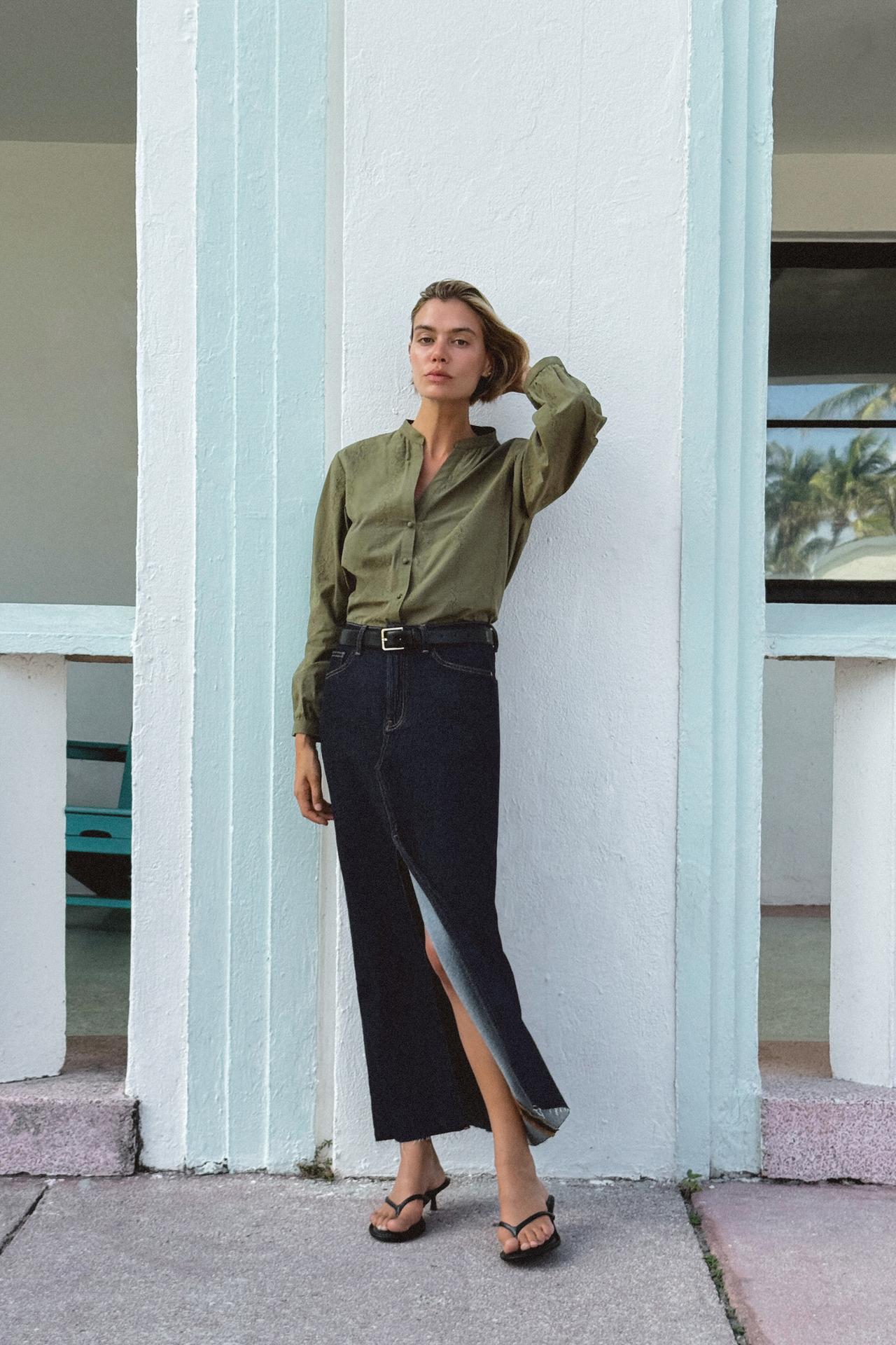 BLUSA COM BORDADOS BORDADOS