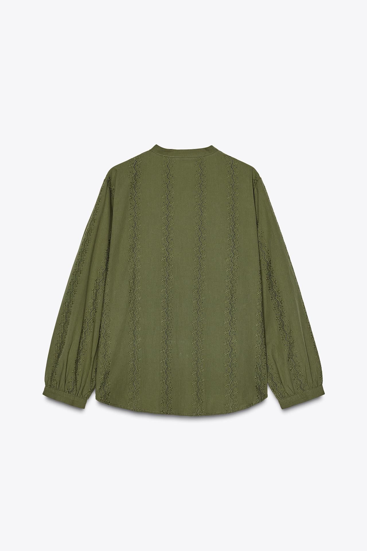 BLUSA COM BORDADOS BORDADOS
