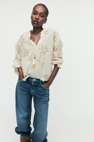Blusa com Bordados de Flores