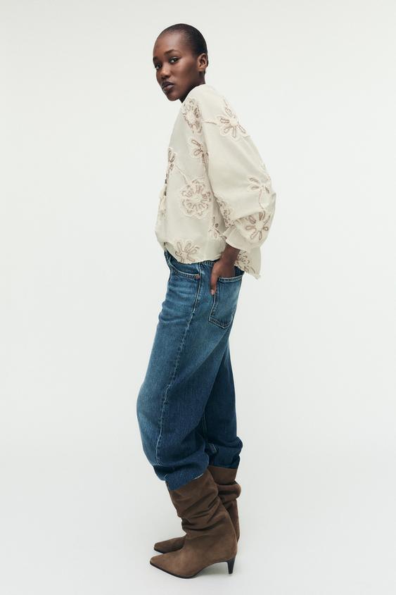 Blusa com Bordados de Flores