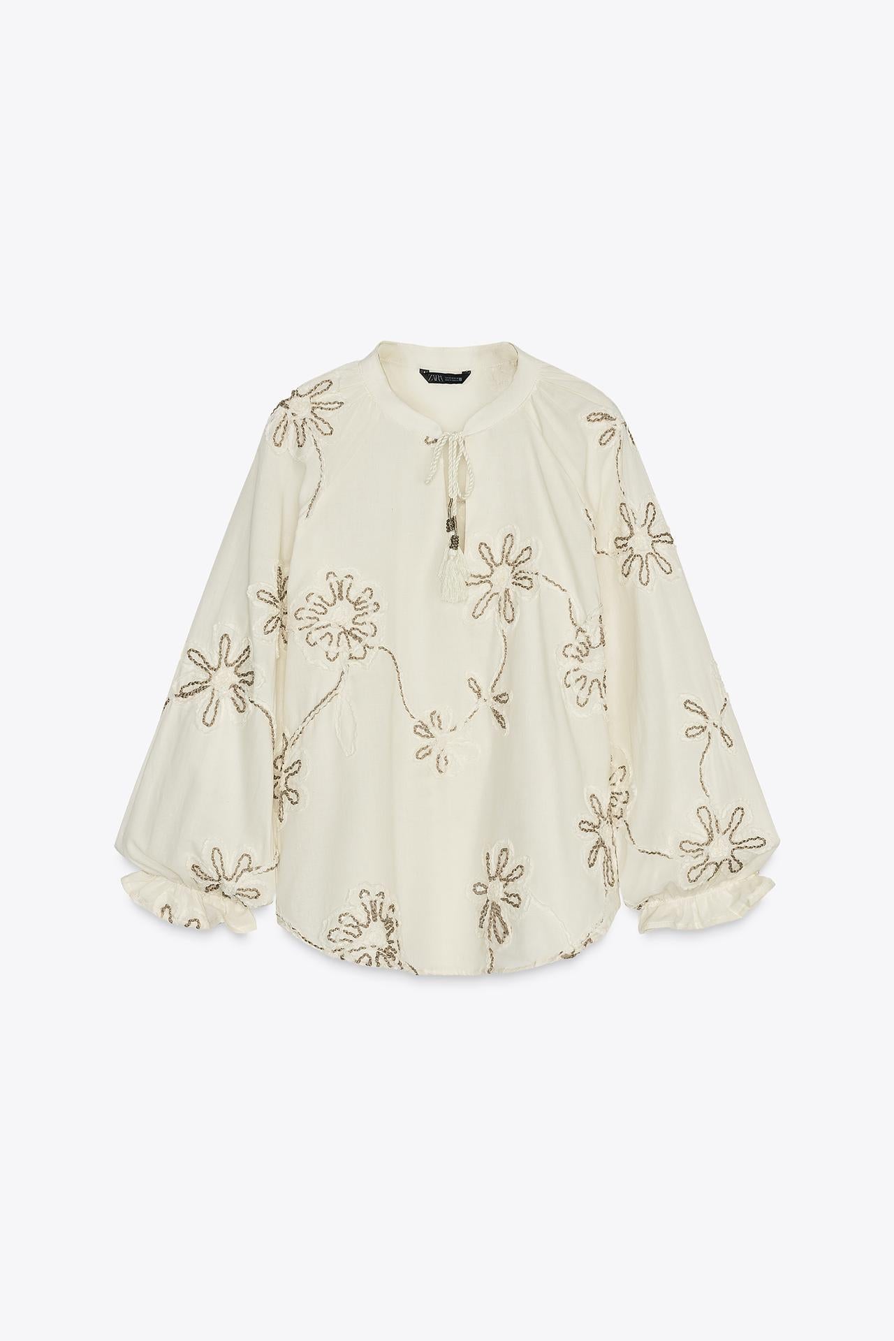 Blusa com Bordados de Flores