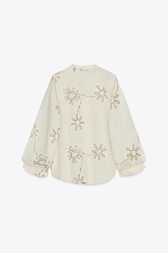 Blusa com Bordados de Flores
