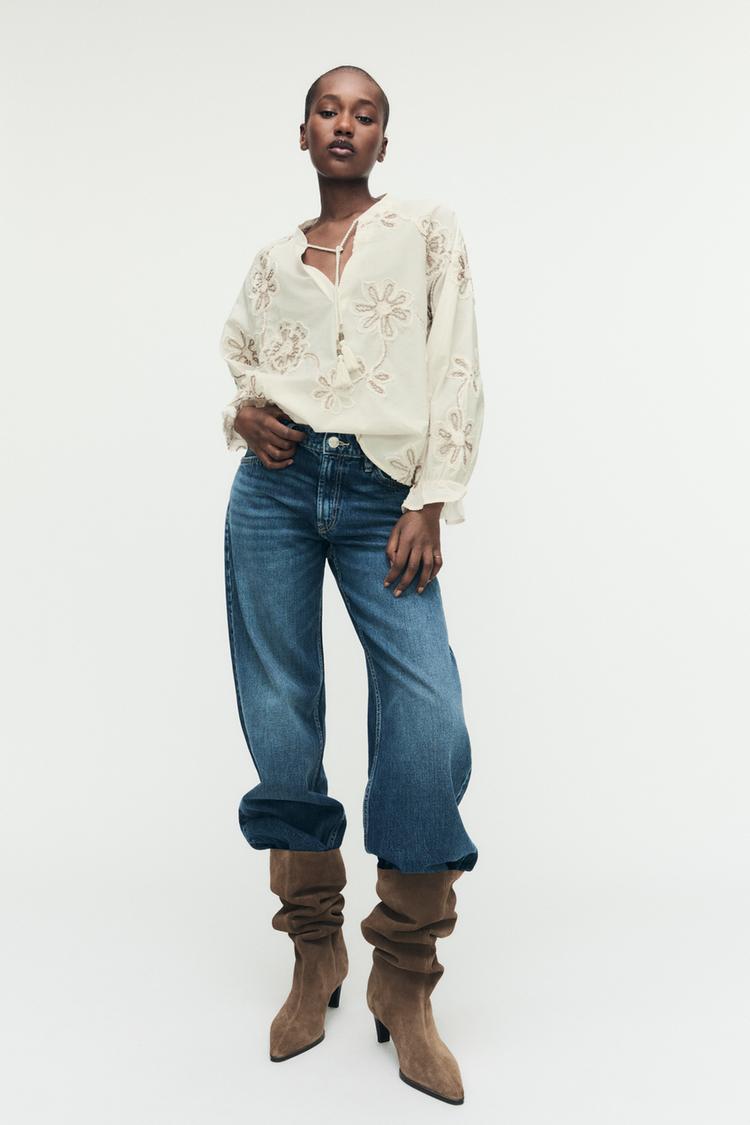 Blusa com Bordados de Flores