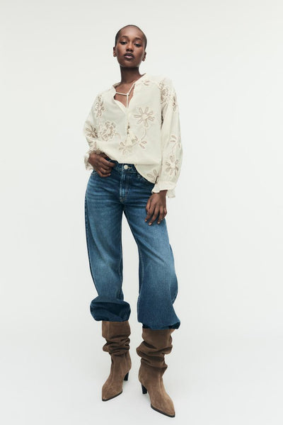 Blusa com Bordados de Flores