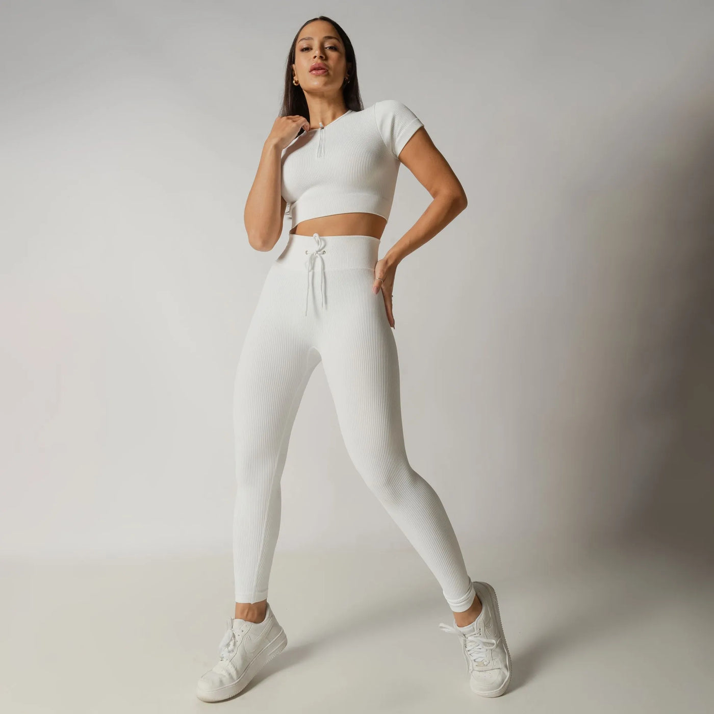 Conjunto Cropped Branco Canelado Seamless 2 pçs: Alto Desempenho e Elegância