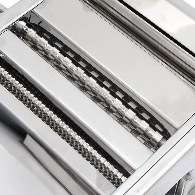 Máquina manual para preparar espaguetes e massas para pastéis e lassagnas.